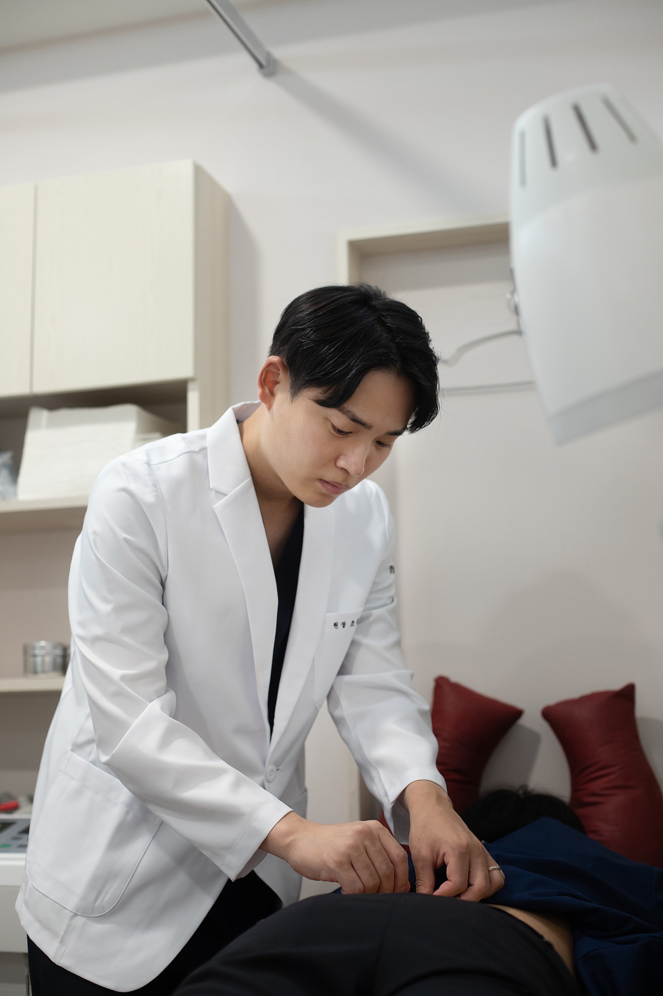 환자의 등 부위에 침치료를 시행하는 조성찬 원장